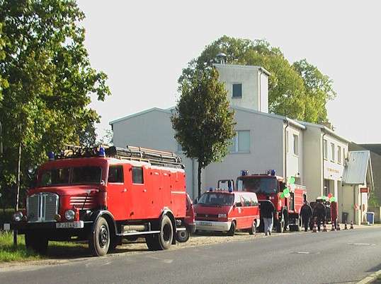 Ger&auml;tehaus zum Tag der offenen T&uuml;r mit davor stehenden L&ouml;schfahrzeugen